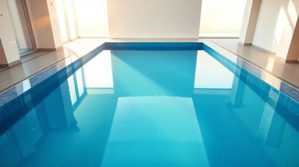 Guide d'achat : coûts des piscines coques polyester par taille